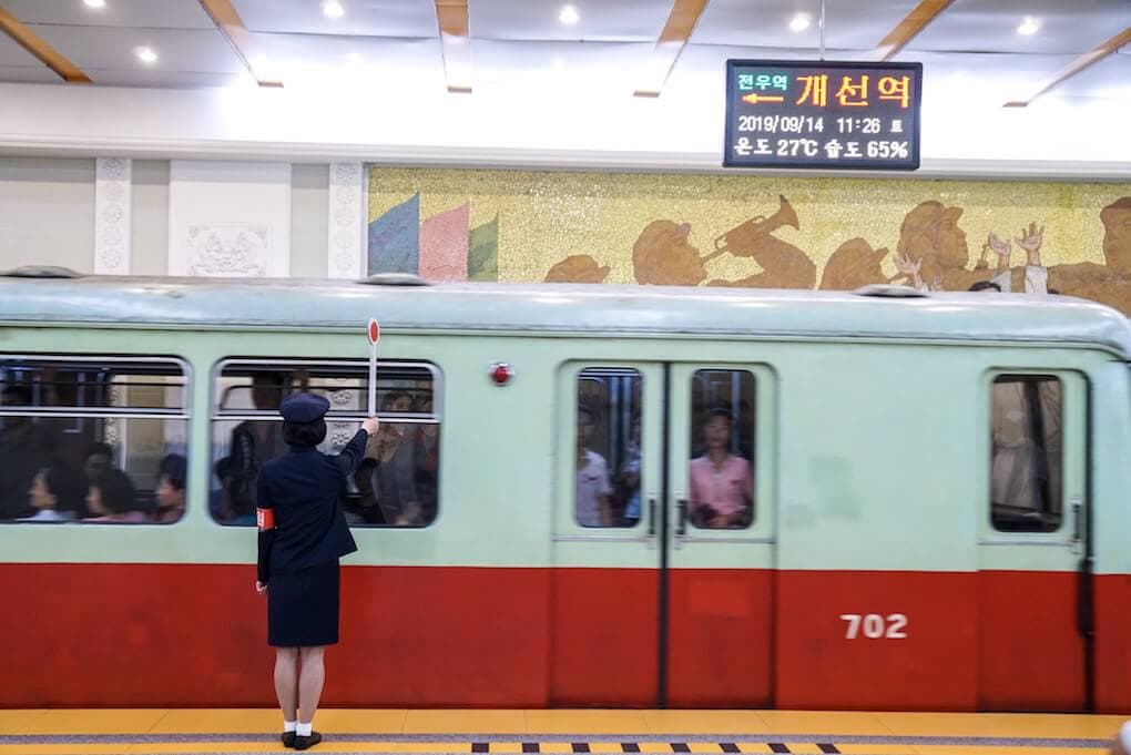 乘坐地鐵，北韓日常使我們的遠道而來。