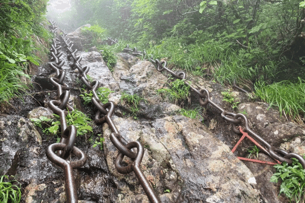 石鎚山步道陡峭，需以大鐵鏈輔助攀登