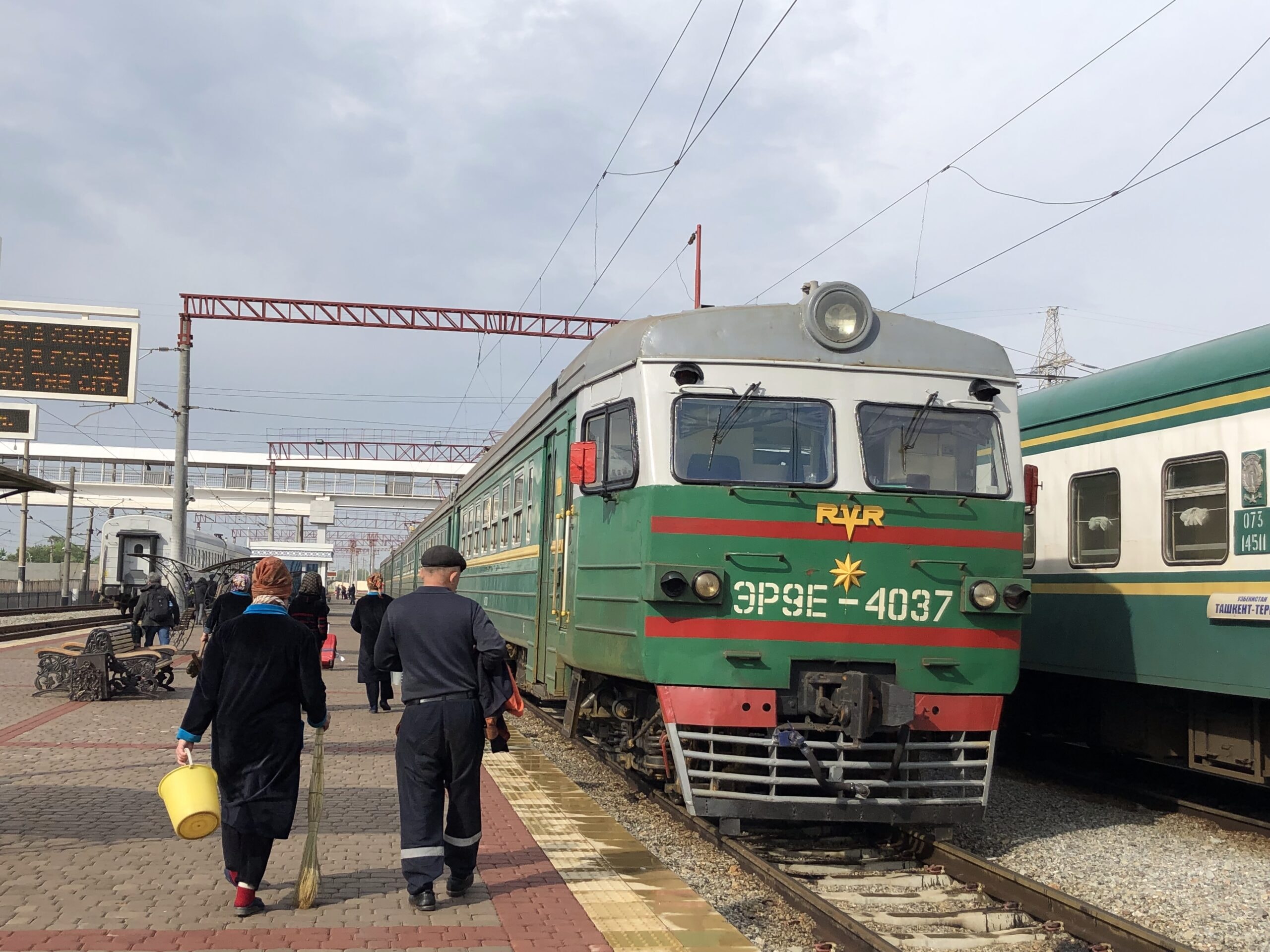 中亞旅遊交通指南 : 從飛機、火車到過境資訊一次搞懂