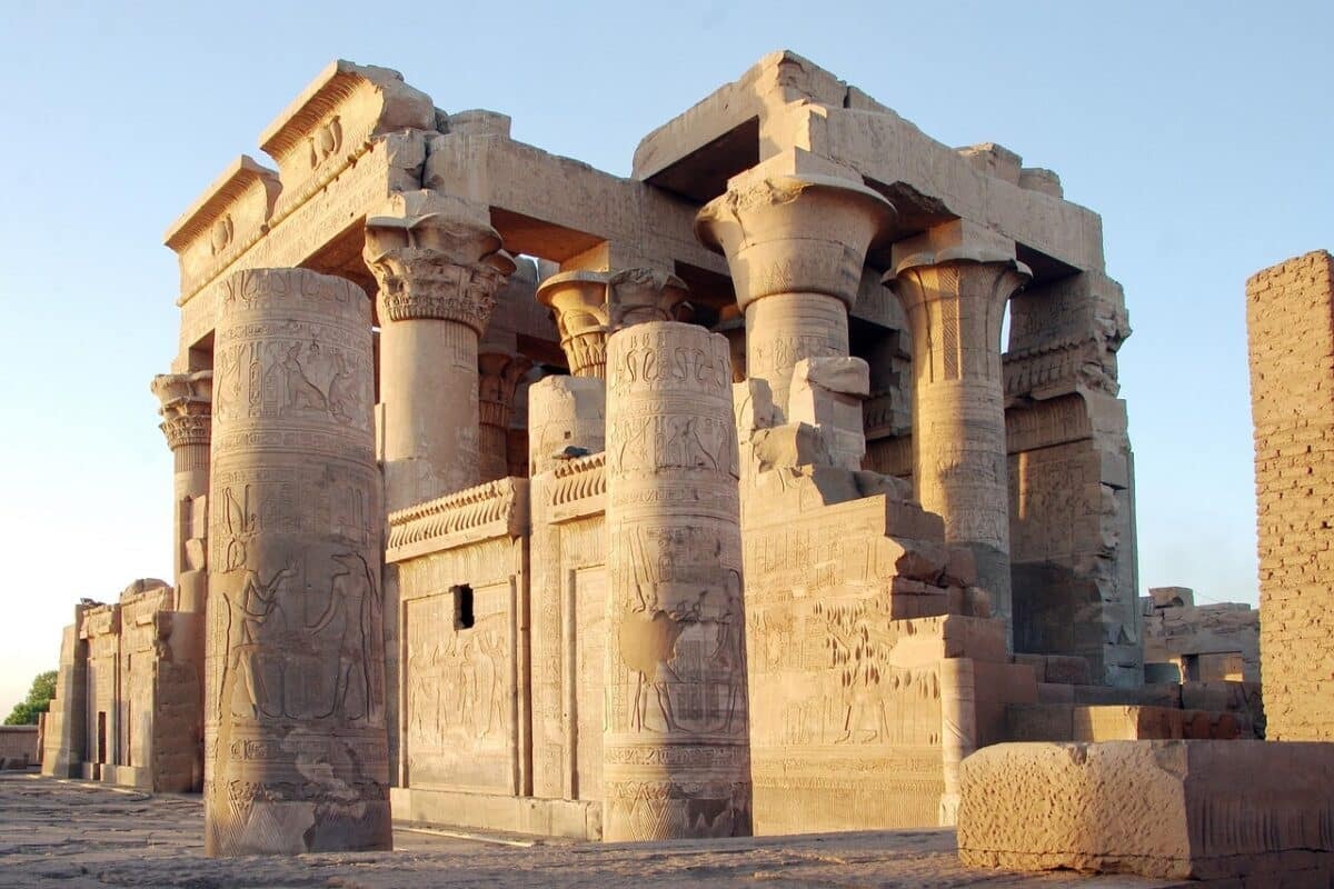 康翁波神殿 Kom Ombo：埃及唯一雙神殿！走進鱷魚神的尼羅河傳奇
