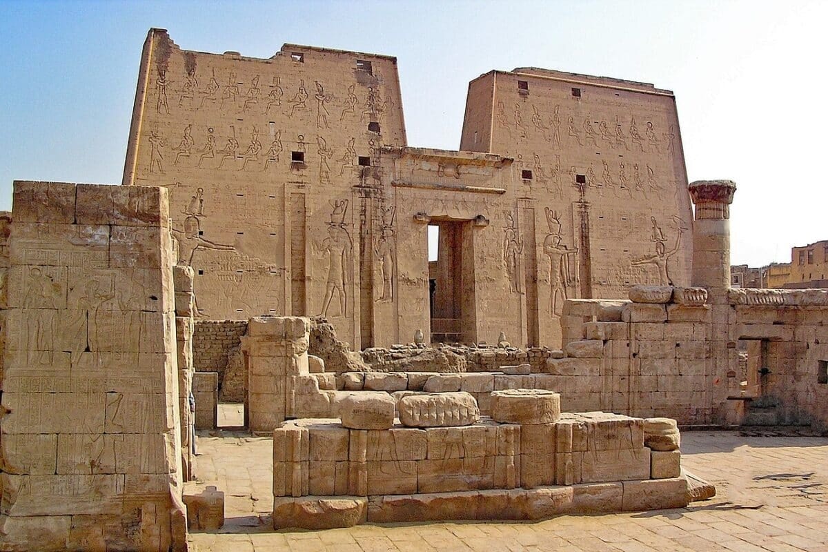 艾德芙神廟 Edfu Temple：全埃及保存最完整的神殿，走進荷魯斯的神聖殿堂