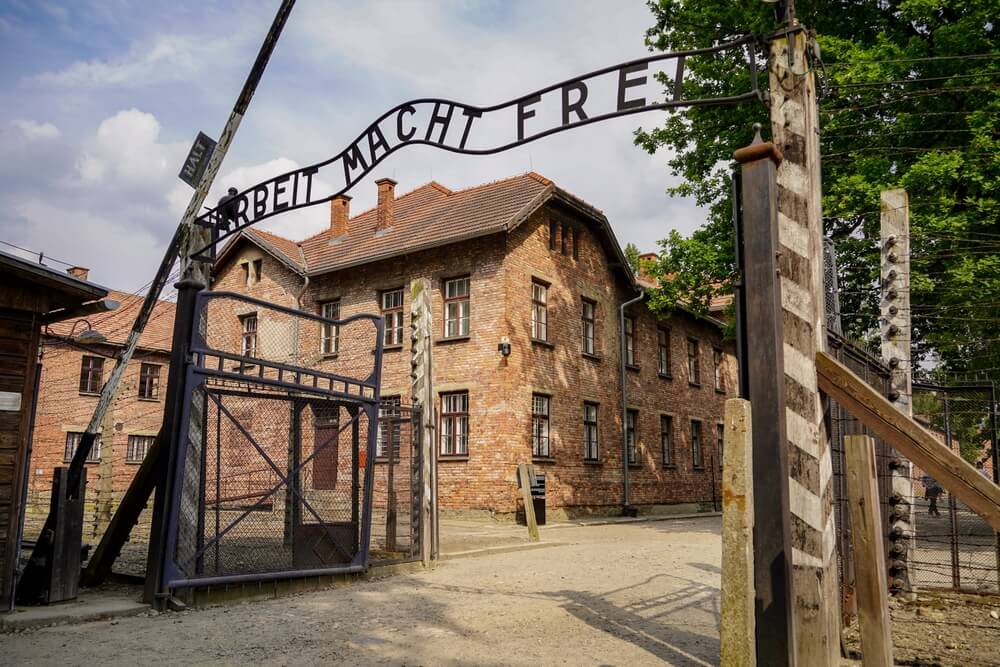 納粹的核心，紅磚營房與「Arbeit Macht Frei」鐵門見證猶太人大屠殺不堪歷史。