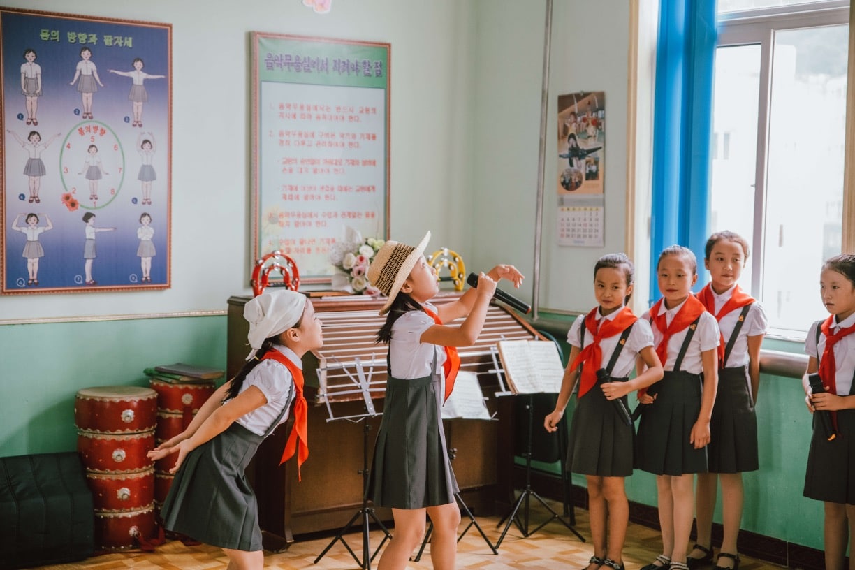 在北韓校園裡，與真摯少年擁有交談。