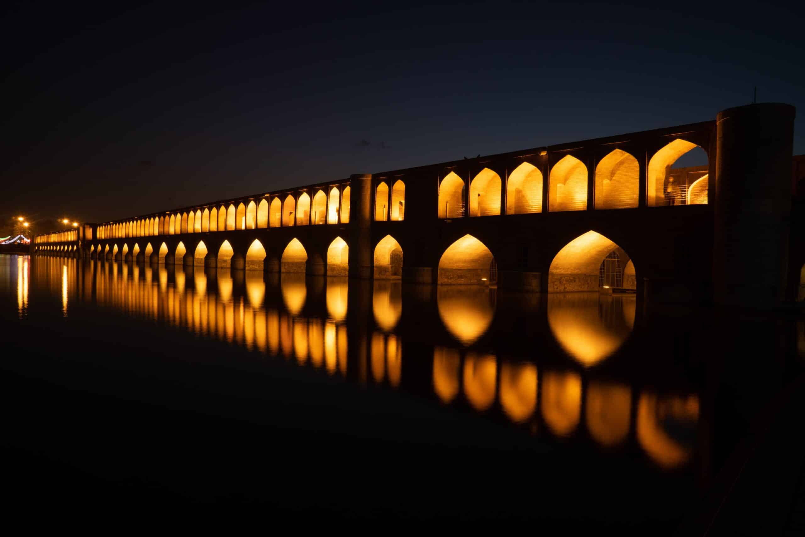 三⼗三孔橋  Siosehpol Bridge