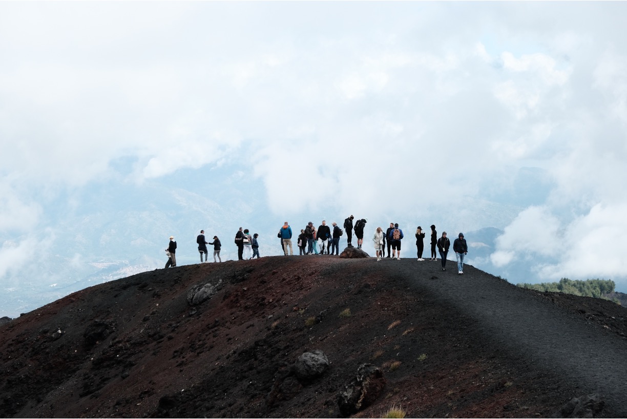 我們將徒步登陸埃特納峰，在火山之下感受人跡渺小的樣貌。