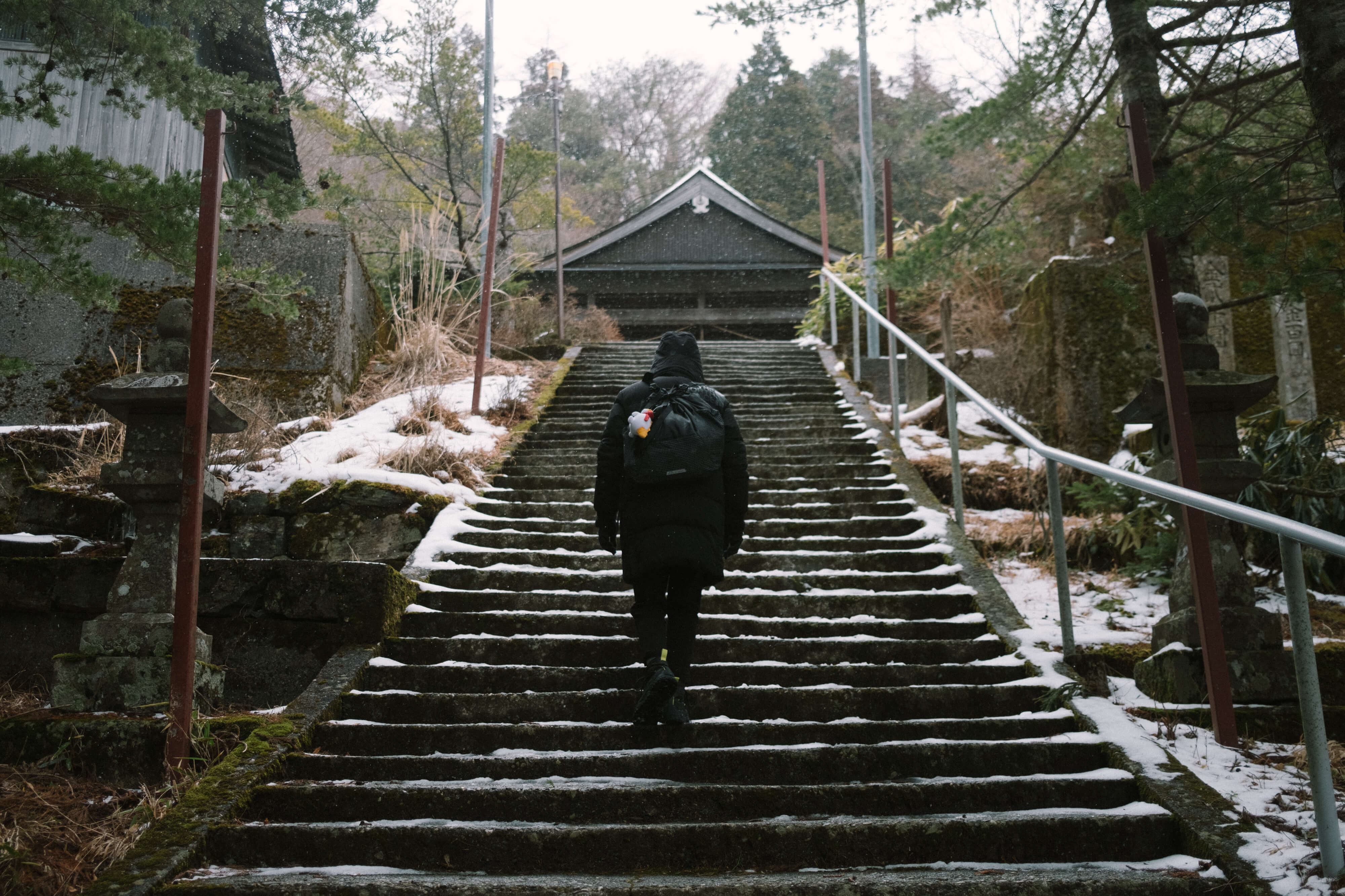 位於劍山山頂附近的劍山神社本宮