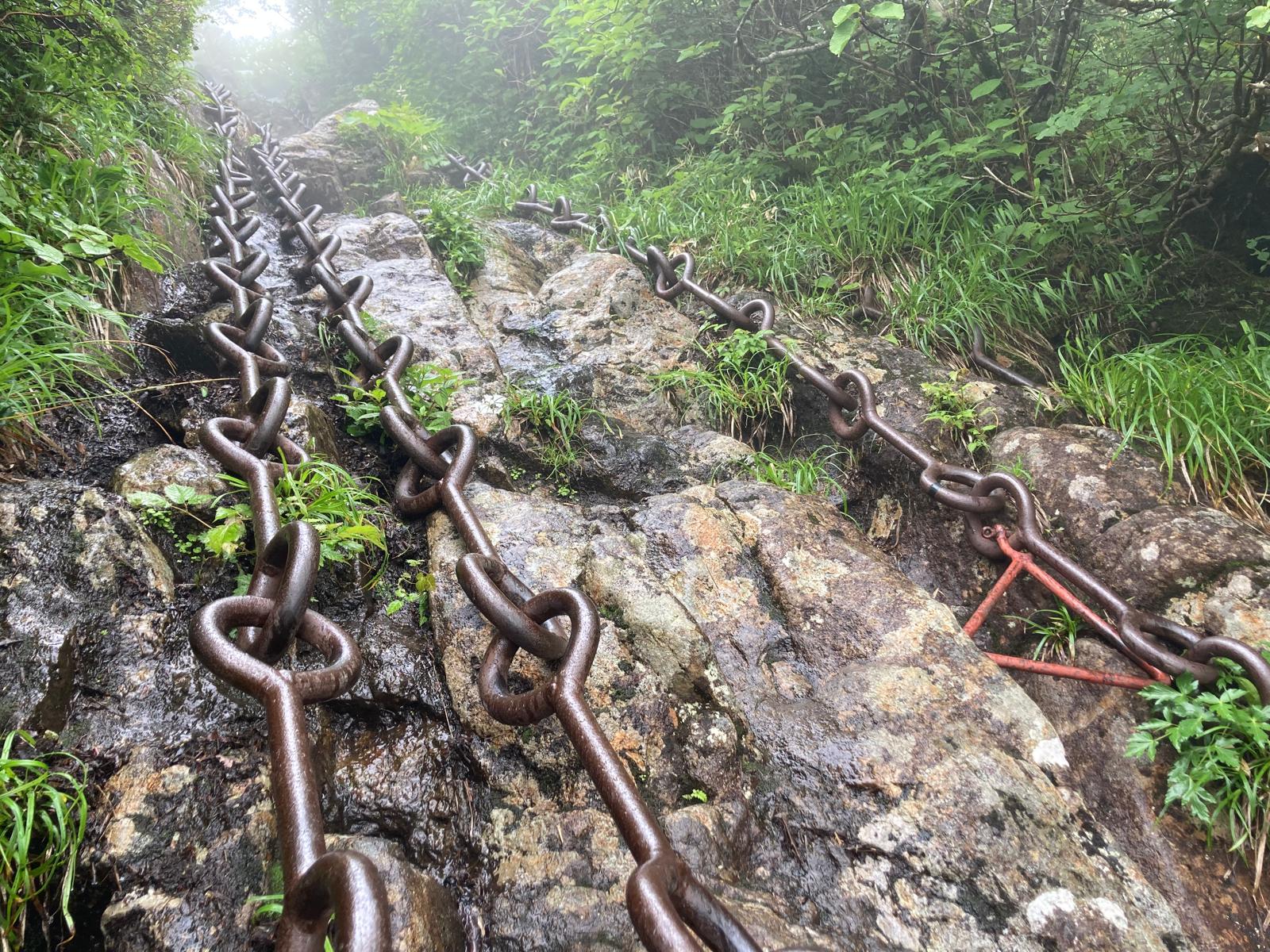 石鎚山步道陡峭，需以大鐵鏈輔助攀登