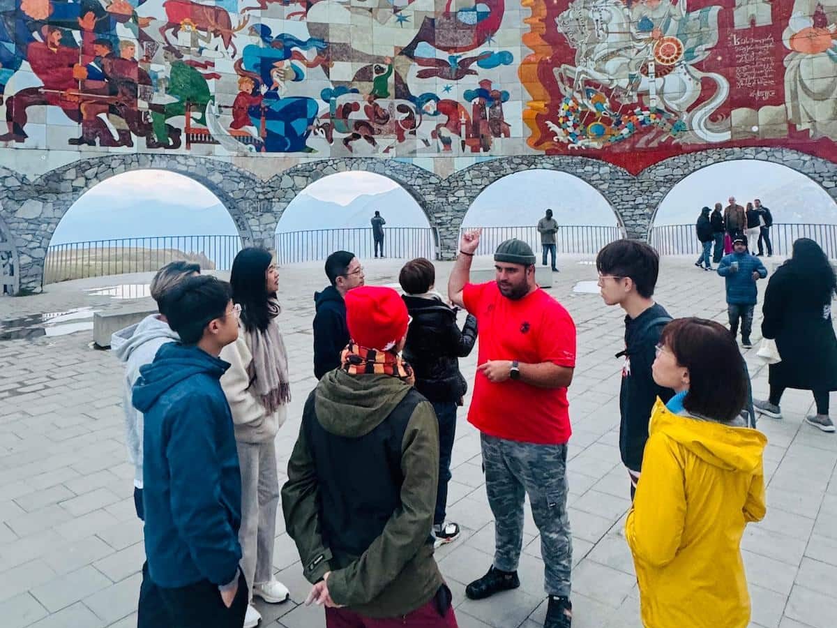 當地導遊講解，俄羅斯與格魯吉亞的友誼與斷交