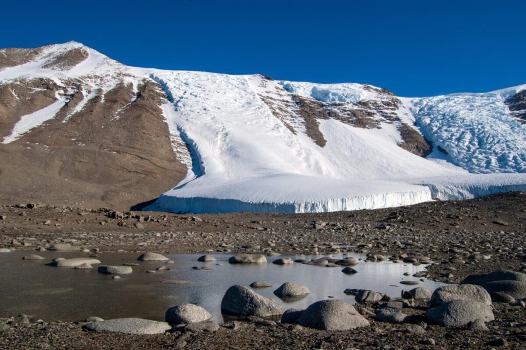 南極麥克默多乾谷（McMurdo Dry Valleys）: 全球最乾燥地區，岩石裸露、少有雪覆蓋