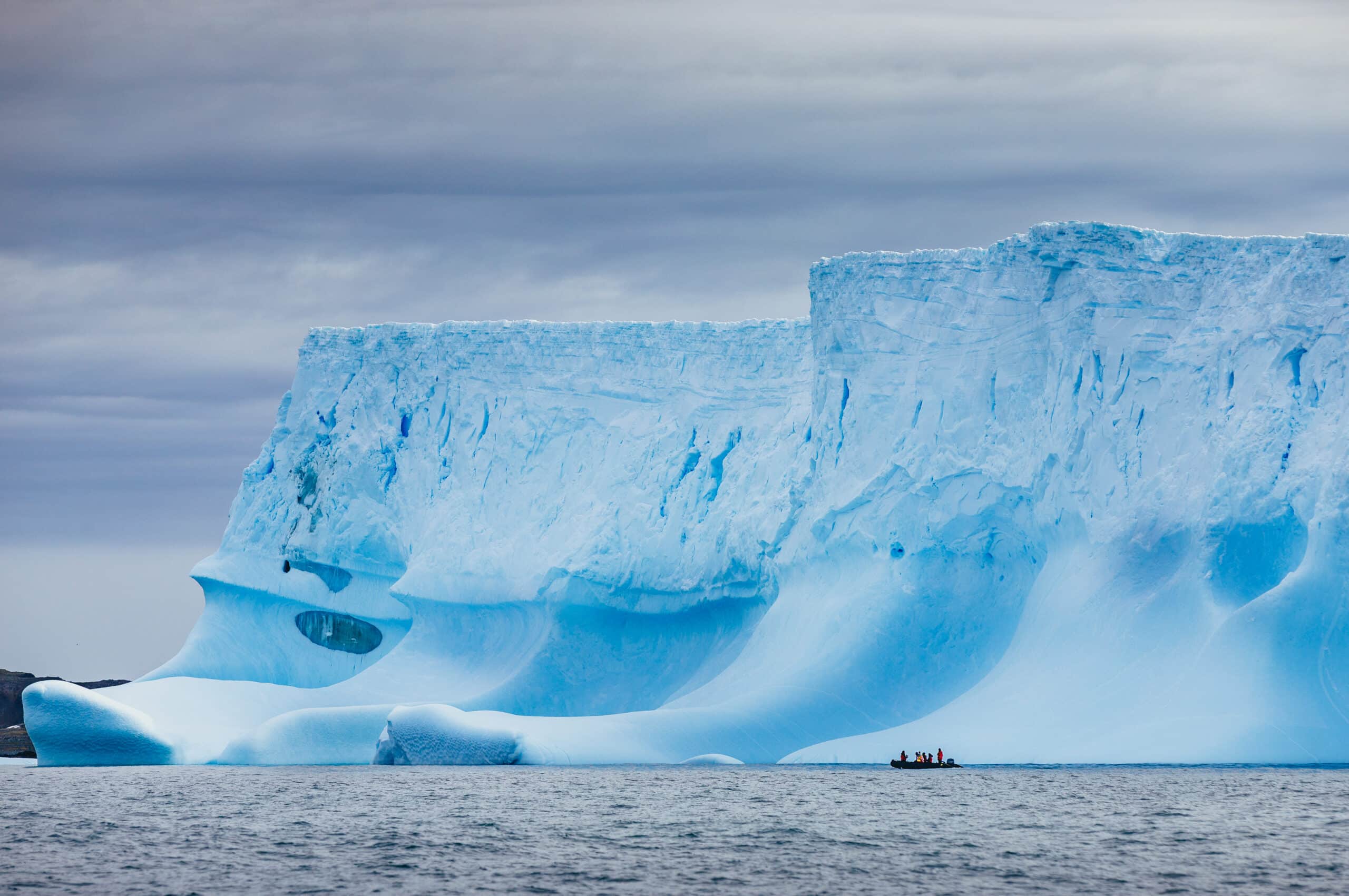 南極的冰山因密度高、氣泡少，呈現自然寶藍色