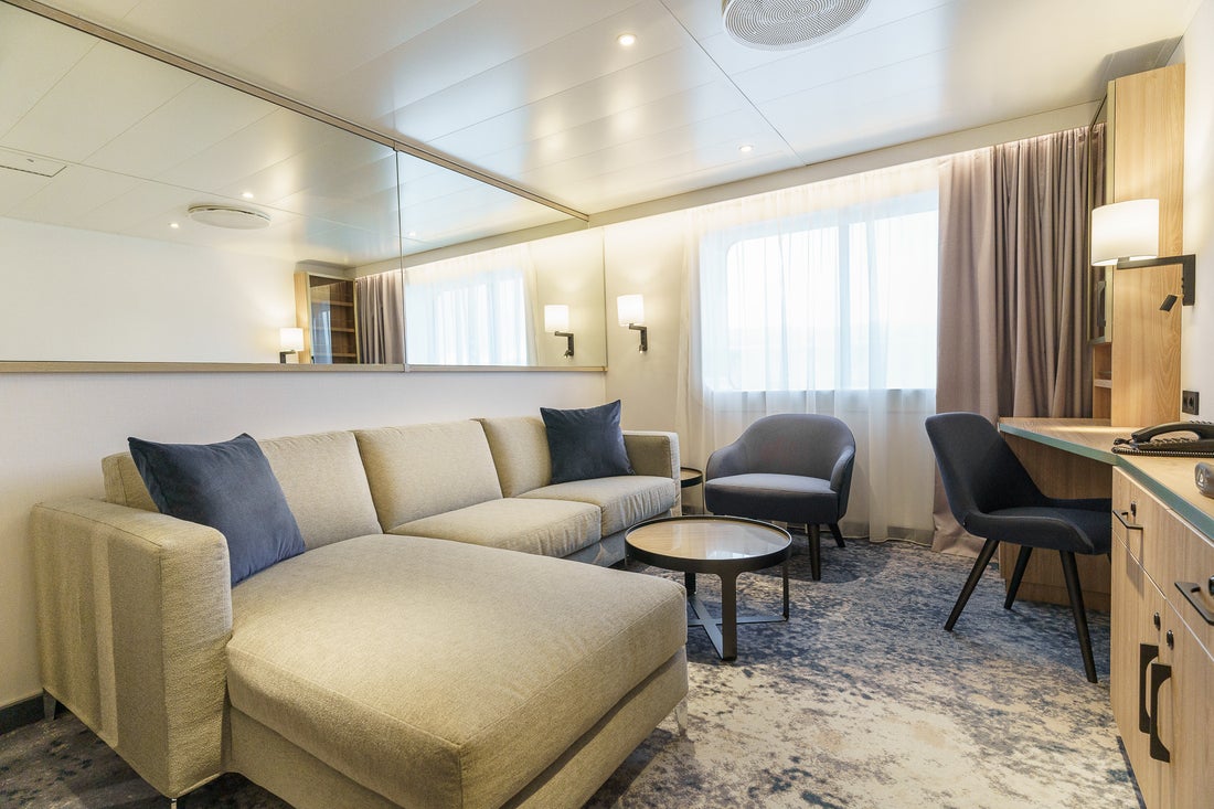 Explorer Suite 大窗套房