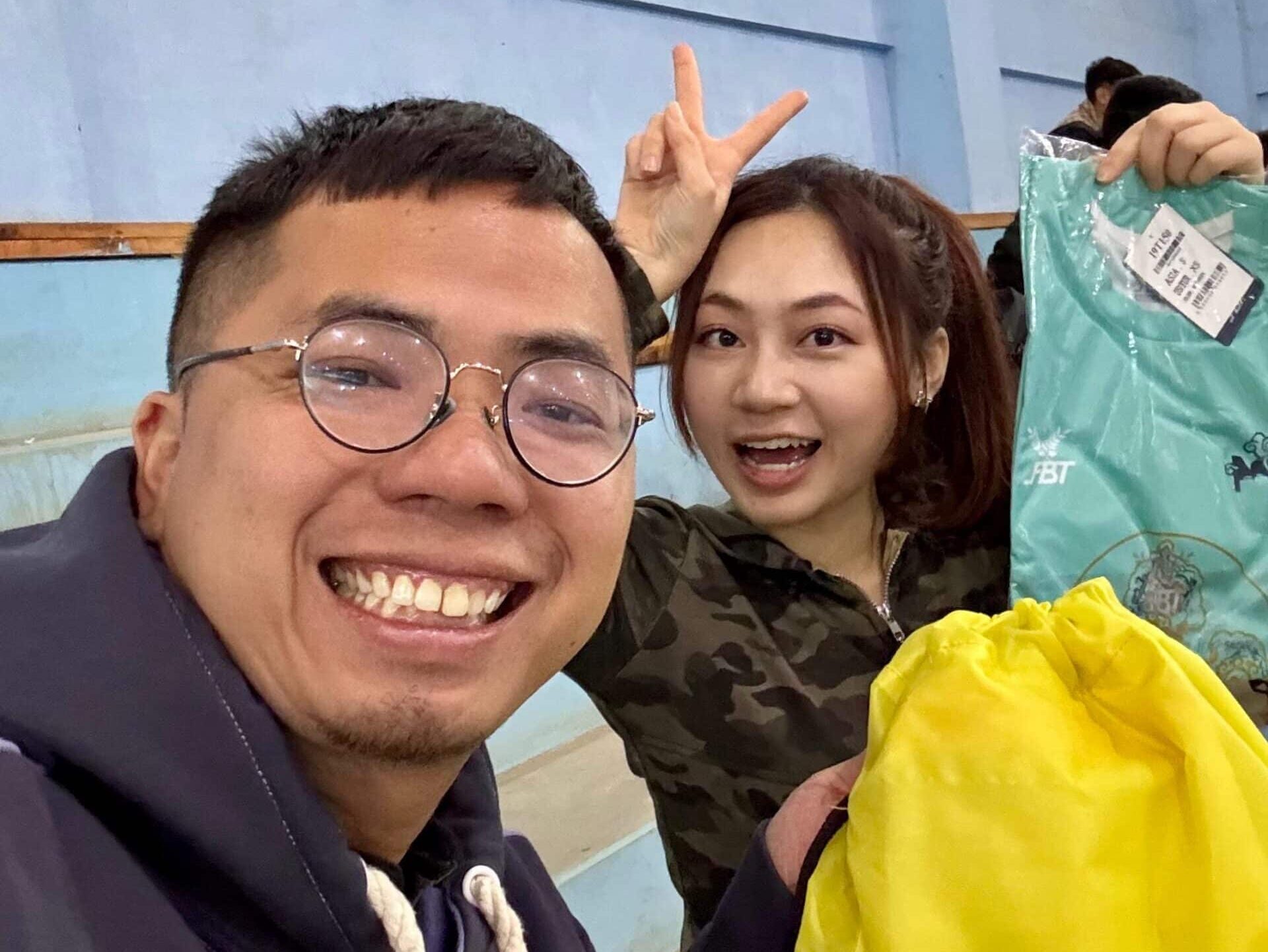 比賽前夕，我們會領取由主辦單位提供的比賽包，當中包括賽衣、號碼布、計時晶片等必需物品，為正式出賽做好準備。