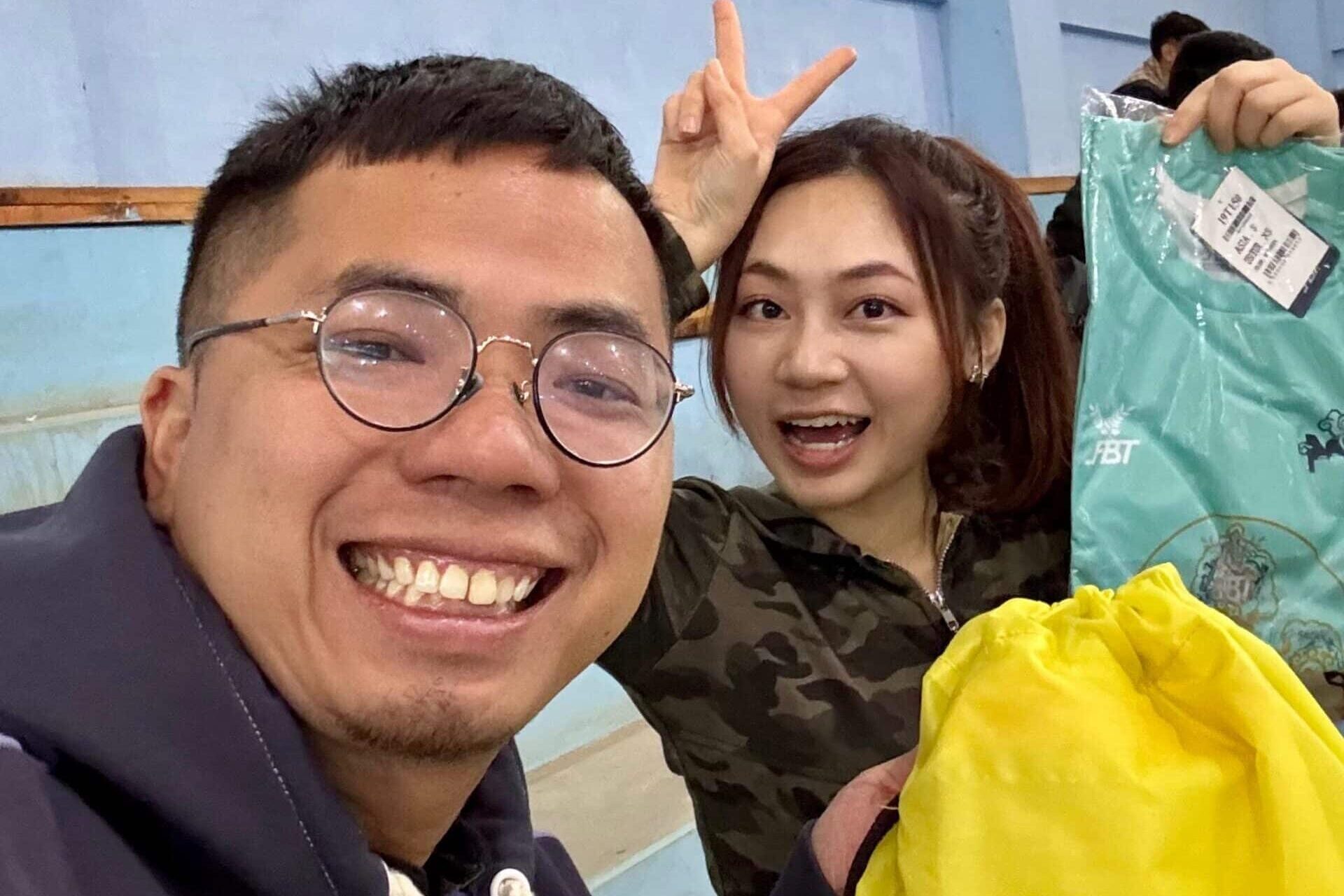 比賽前夕,我們會領取由主辦單位提供的比賽包,當中包括賽衣、號碼布、計時晶片等必需物品,為正式出賽做好準備。