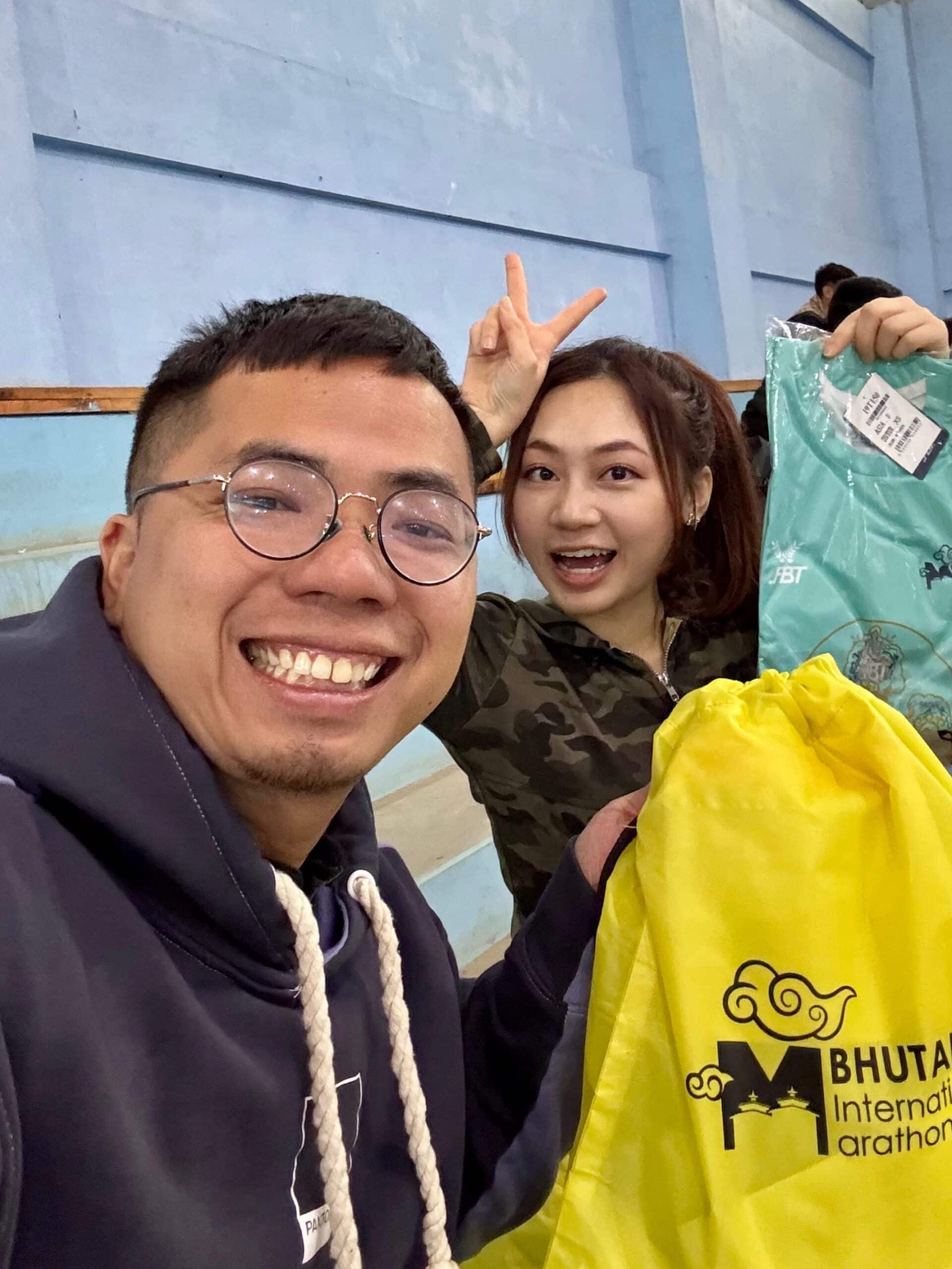 比賽前夕，我們會領取由主辦單位提供的比賽包，當中包括賽衣、號碼布、計時晶片等必需物品，為正式出賽做好準備。