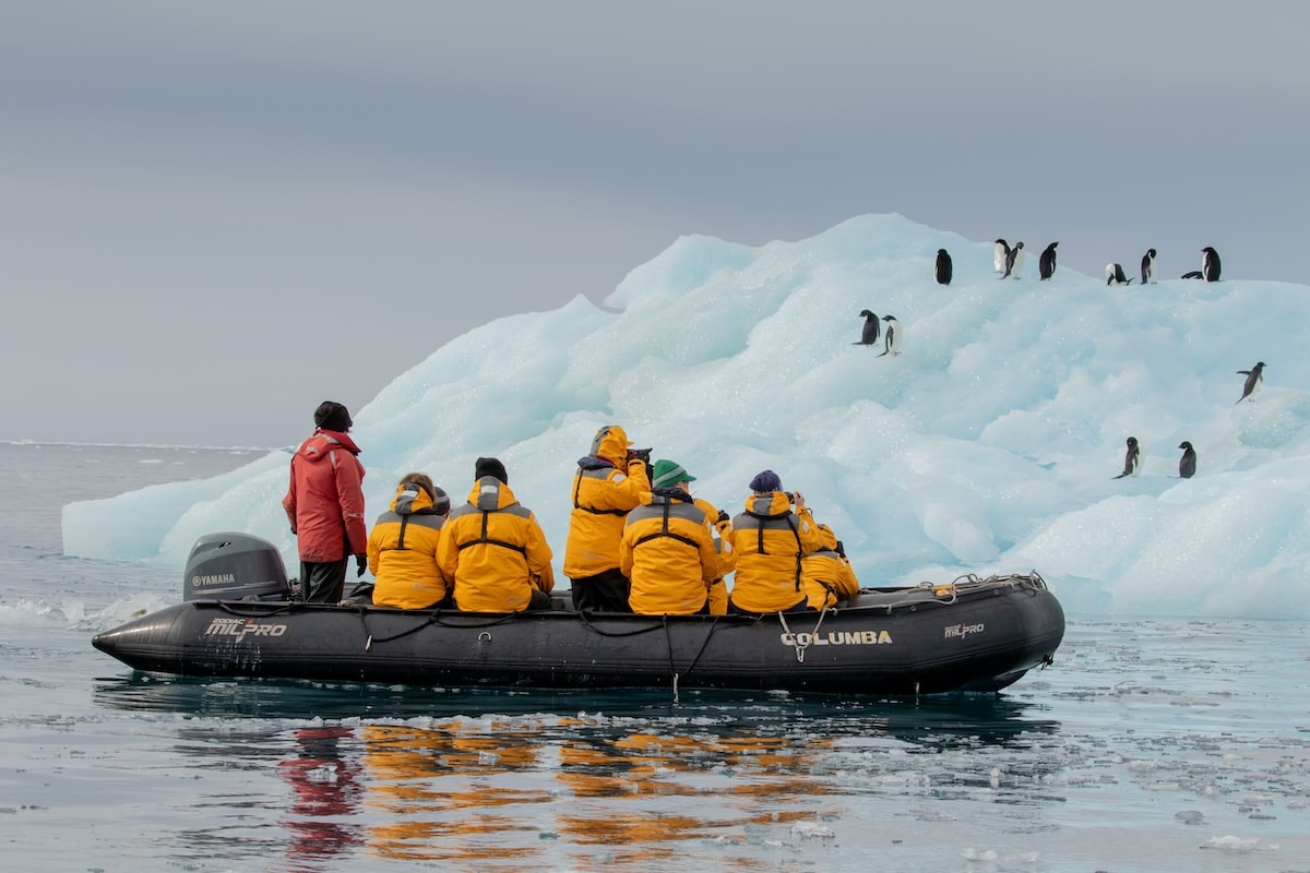 乘搭衝鋒舟，探索偏遠的海岸線