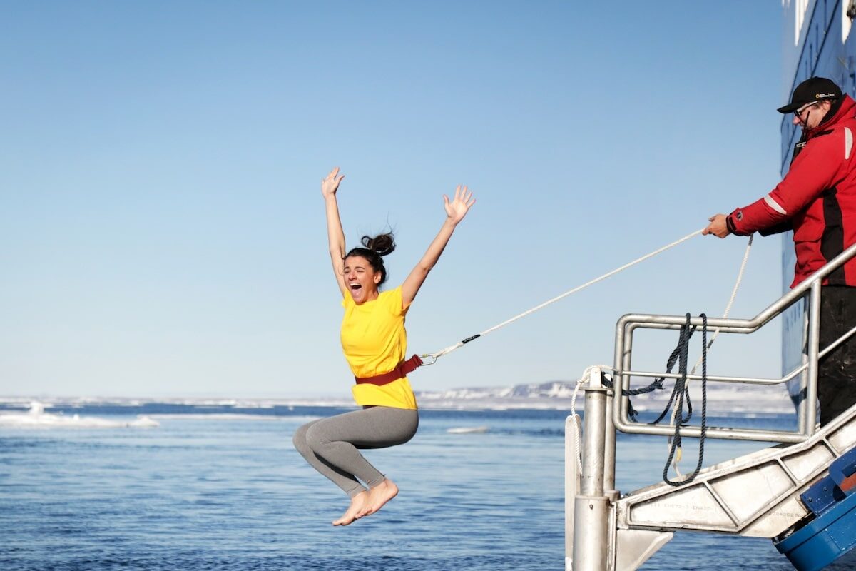 在工作人員的輔助下體驗極地跳水