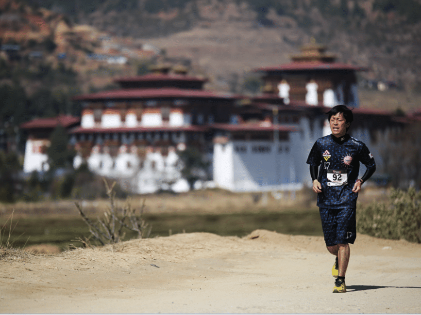 跑步期間，途經被譽為「不丹最美宗堡」的普那卡宗，沿路更穿梭於翠綠稻田、傳統村落與寧靜山谷之間，感受自然與文化交織的震撼景色。