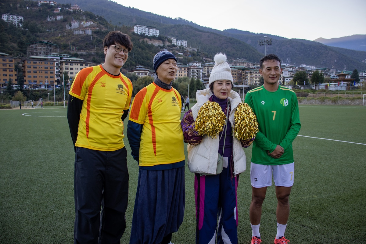 與著名不丹足球員踢友誼賽