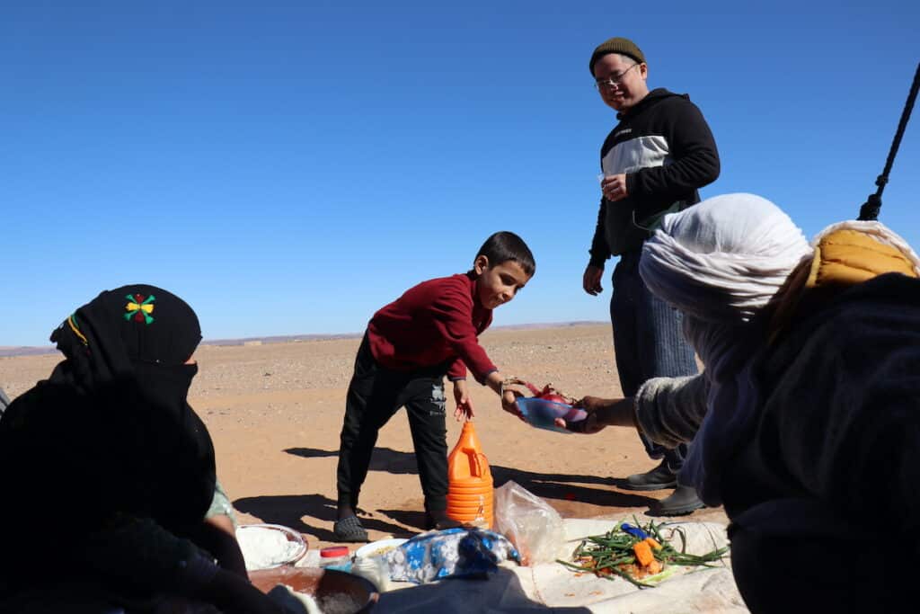 與遊牧原住民柏柏爾人交流，製作傳統薄餅 Madfouna