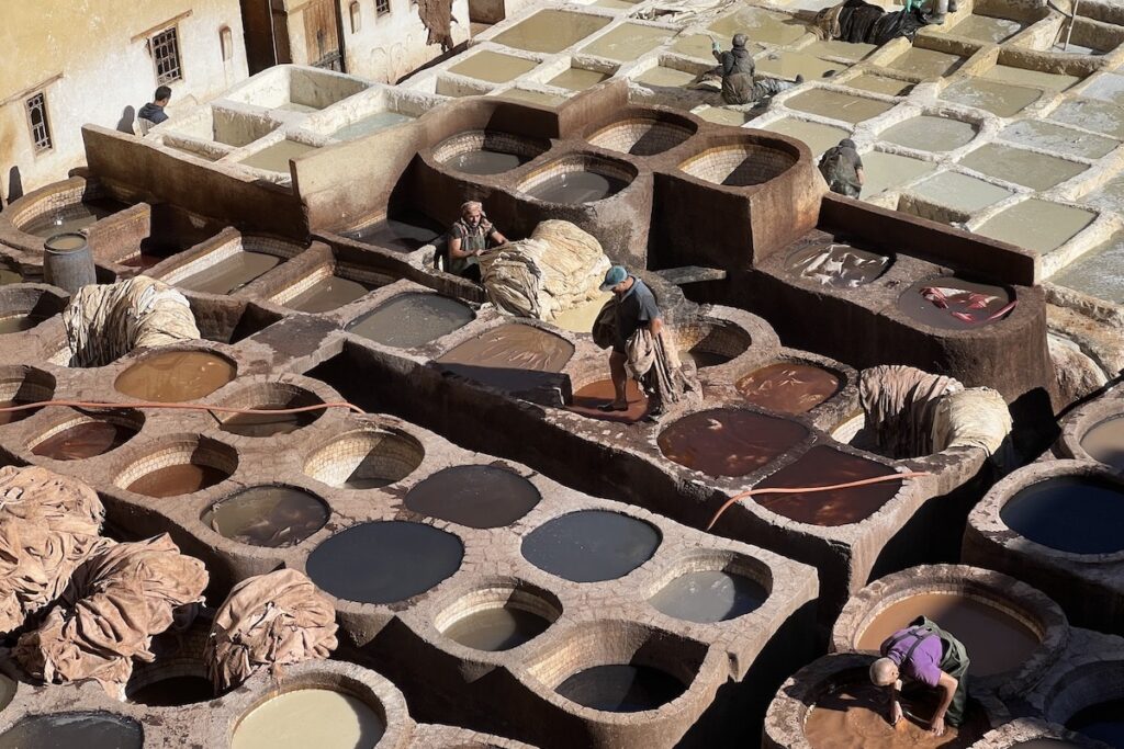 菲斯古城數百年歷史的皮革染坊，至今仍全靠手工染色