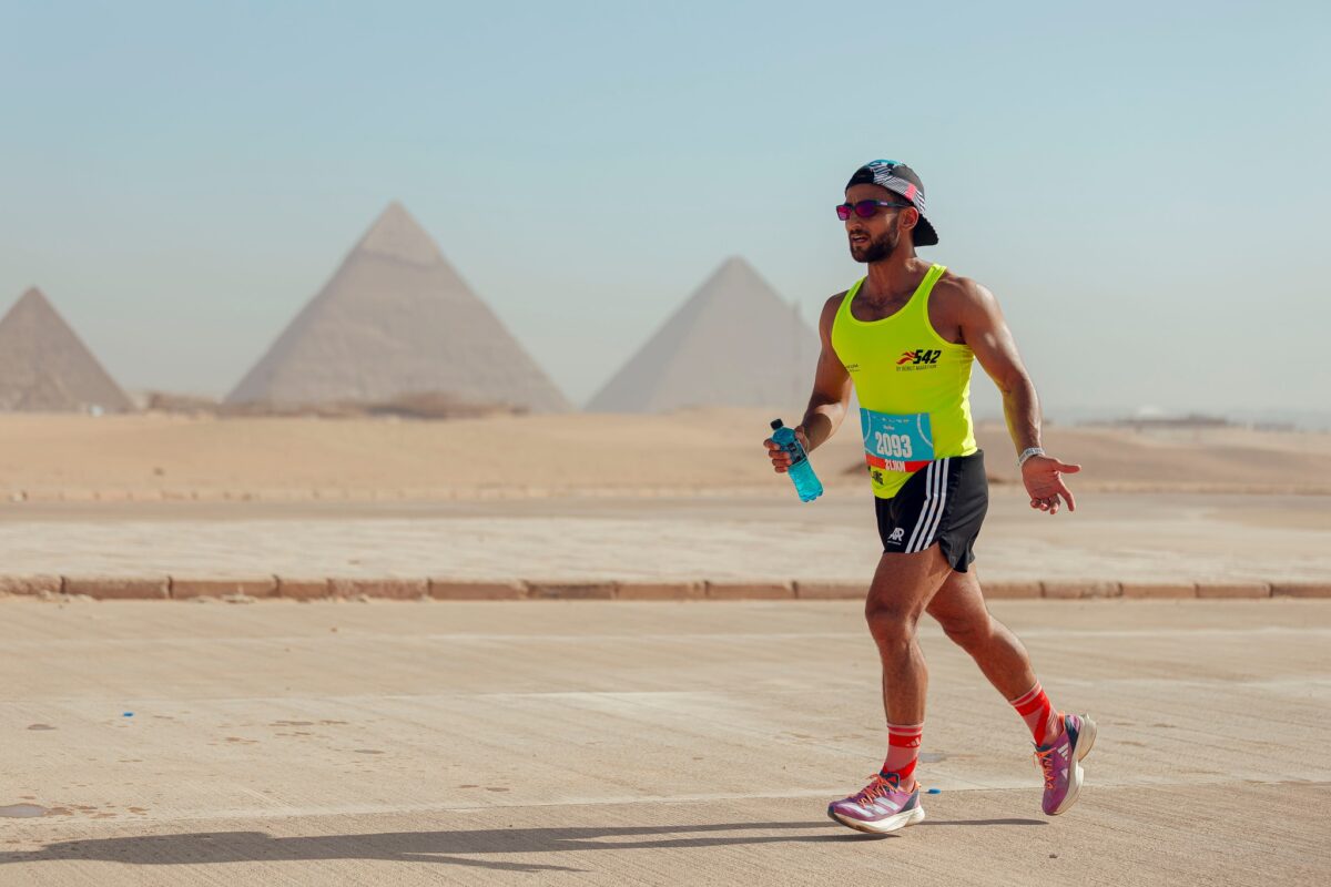 在世界奇蹟旁起跑！🏃‍♂️ 2026 金字塔馬拉松，挑戰 10K/21K，與古文明並肩奔馳。